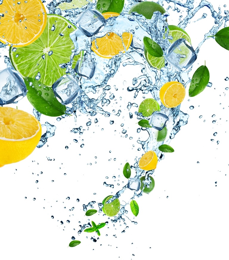 Лимон и лайм в брызгах воды