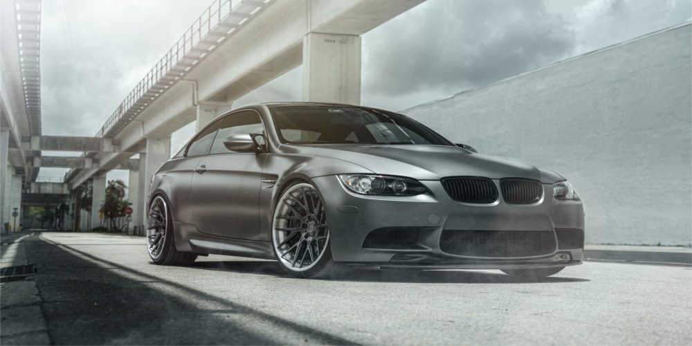 Серый спортивный автомобиль 1