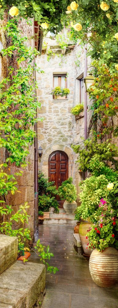 Улочка с цветами в Италии