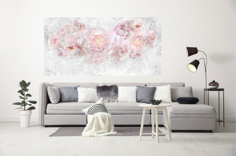 Розовые пионы на фоне бетонной стены 2