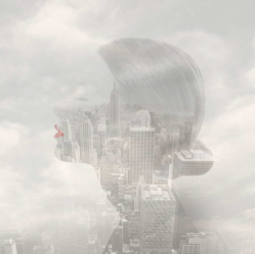 Девушка на фоне города