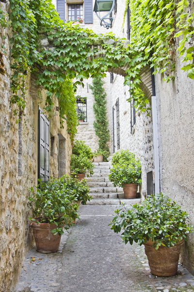 Улица в Европе с аркой 1