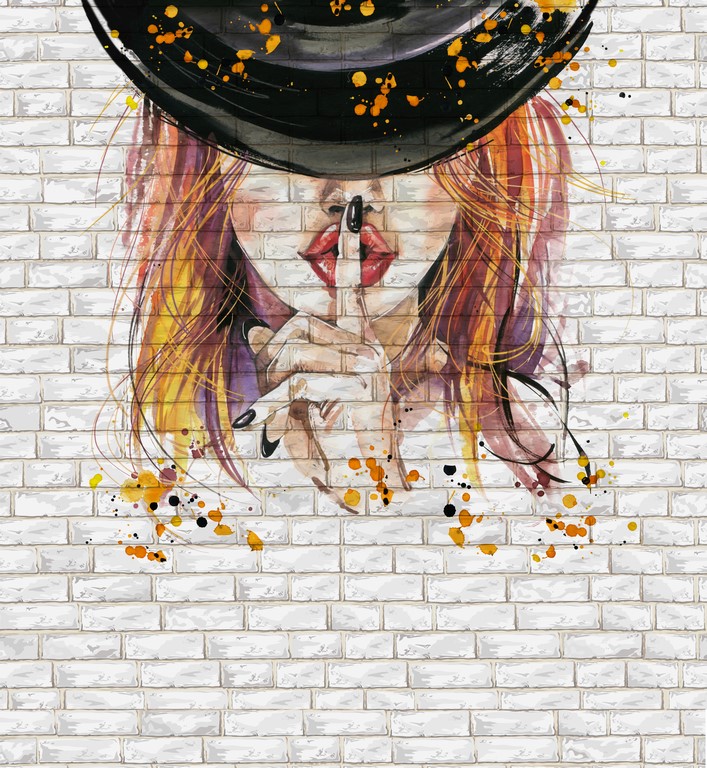 Девушка в шляпе на фоне кирпичной стены 2