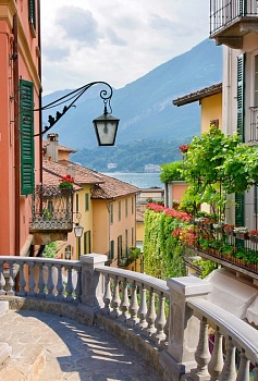 Вид с балкона на улочку в Италии 3