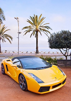 Желтый спортивный автомобиль 3