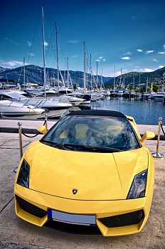 Желтый спортивный автомобиль 4
