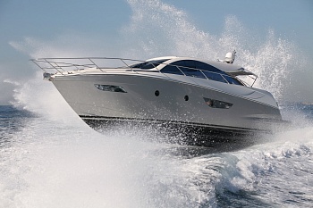 Яхта в море