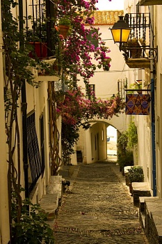 Улица с аркой в Испании