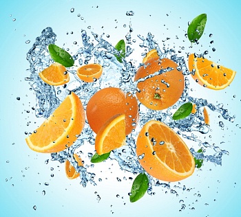 Апельсины  в брызгах воды