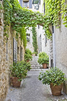 Улица в Европе с аркой