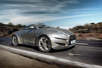 Серебристый спортивный автомобиль 1