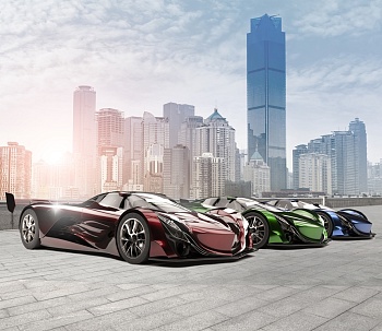 Спортивные автомобили на фоне города 1