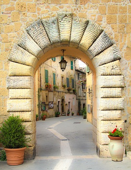 Улица с аркой